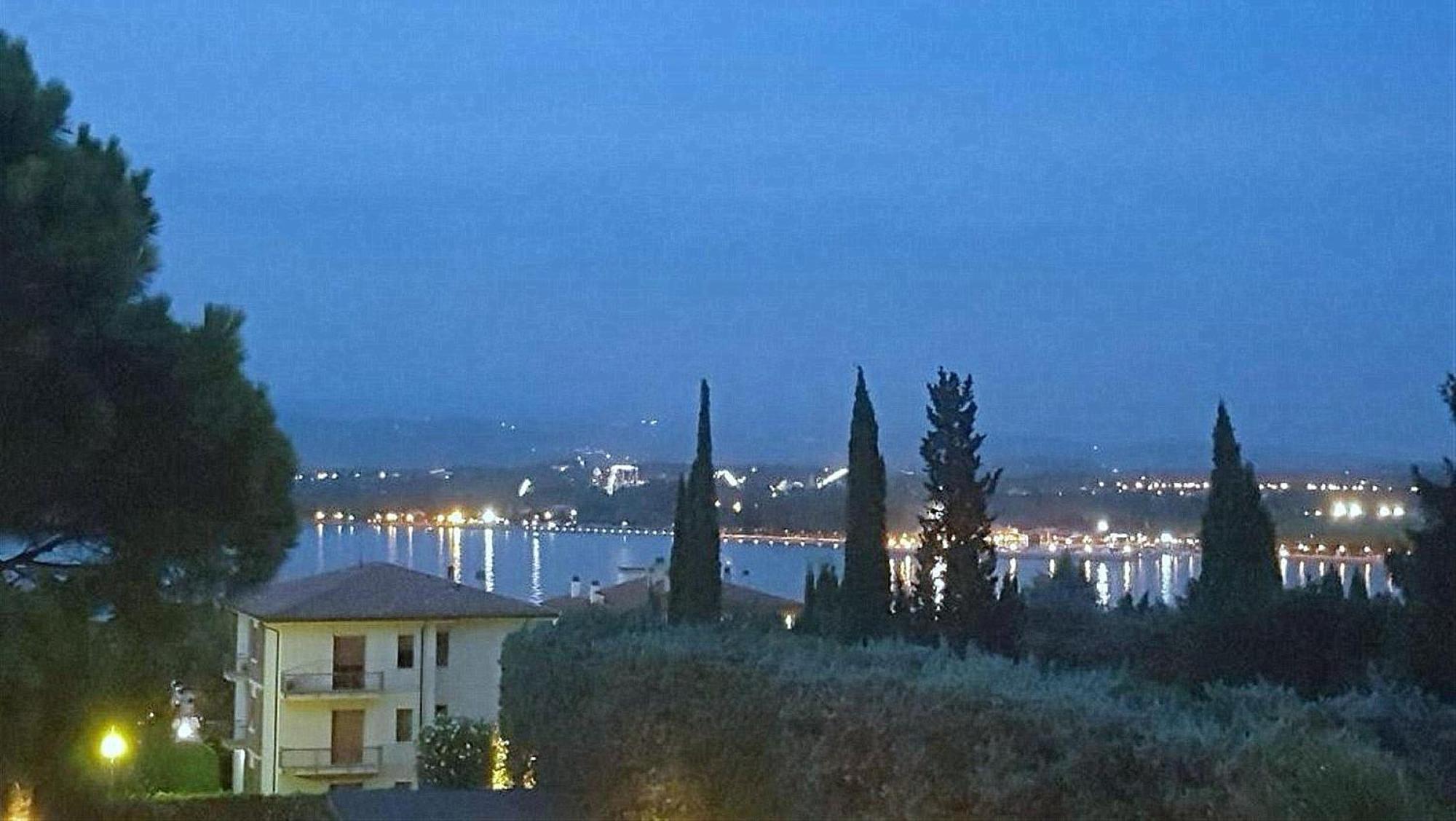 Appartamento Peschiera Пескиера дел Гарда Екстериор снимка